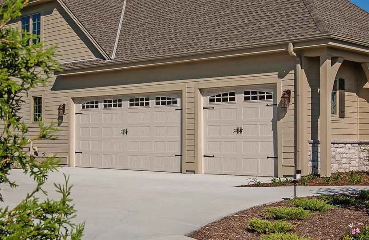 Overhead Garage Door Repair The Woodlands available 24/7. We handle track issues, rollers, motors & more with expert precision.
