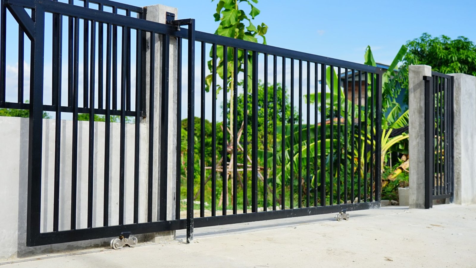 Steel Gate vs Iron Gate_ Which One Should You Choose for Your Home